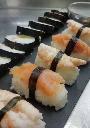 Una foto de Sushi de salmón y aguacate