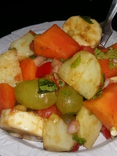 चटपटी फ्रूट चाट (Chatpati fruit chat recipe in hindi) रेसिपी मुख्य फोटो