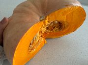 Una foto de crema de zapallo apio