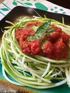 Una foto de Tallarines de zapallo italiano con salsa de tomate casera 🍝🍝🍝🍝