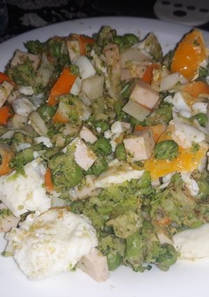 Una foto de Verduras con salsa de cacahuete y soja