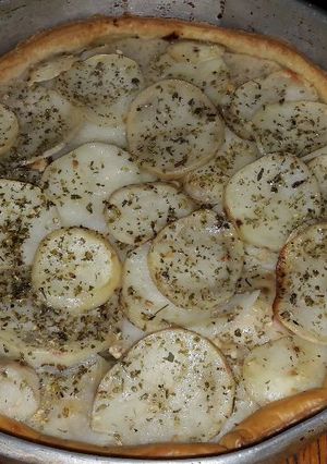 Una foto de Pastel de pollo y papas♡