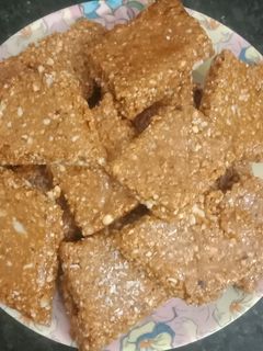 ક્રશ પીનટ કોકોનટ ચીક્કી (Crush Peanut Coconut Chikki Recipe In Gujarati) રેસીપી મુખ્ય ફોટો