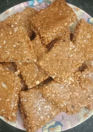 ક્રશ પીનટ કોકોનટ ચીક્કી (Crush Peanut Coconut Chikki Recipe In Gujarati) રેસીપી મુખ્ય ફોટો