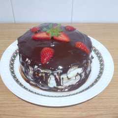 Una foto de Tarta de crepes con nata y chocolate