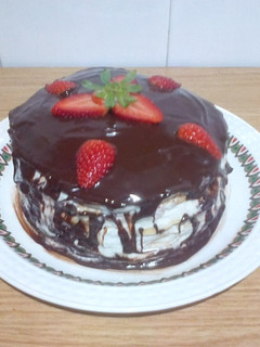 Una foto de Tarta de crepes con nata y chocolate