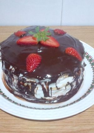 Una foto de Tarta de crepes con nata y chocolate