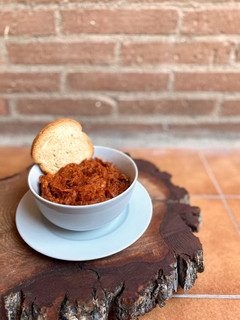 Una foto de Miguitas de atún con tomate