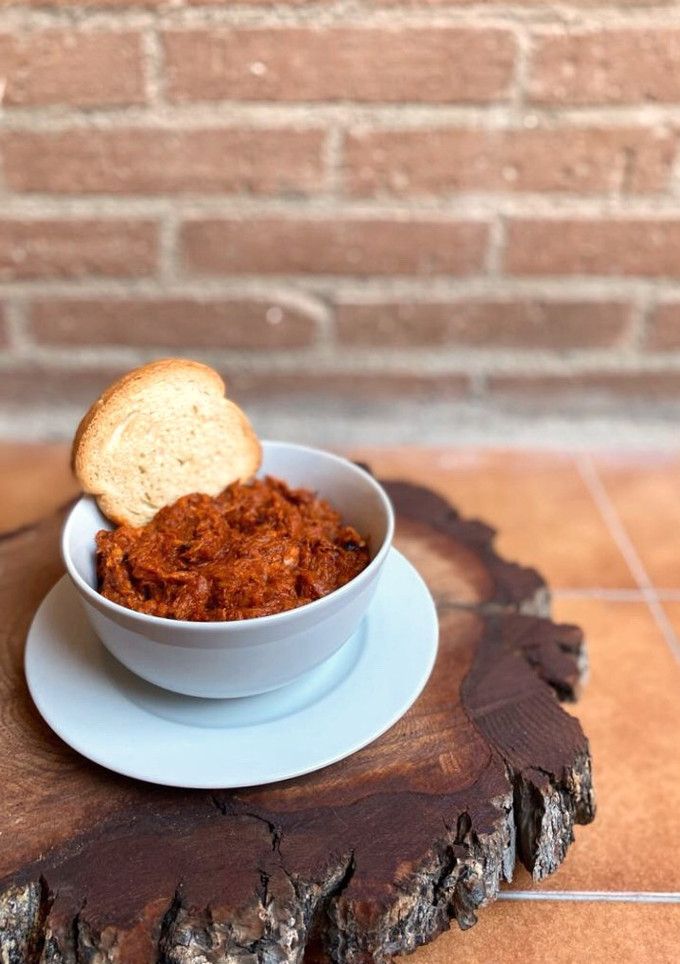 Una foto de Miguitas de atún con tomate
