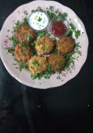 આલુ સાબુદાણા વડા (Aloo Sabudaana Vada Recipe In Gujarati) રેસીપી મુખ્ય ફોટો