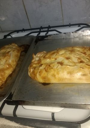 Una foto de Arrollado de carne molida con tapa pascualina 😋