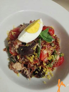 Foto di Insalata niçoise con riso rosso