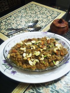 इंस्टेंट - मूँग दाल हलवा (Instant Moong Dal ka Halwa Recipe in H रेसिपी मुख्य फोटो