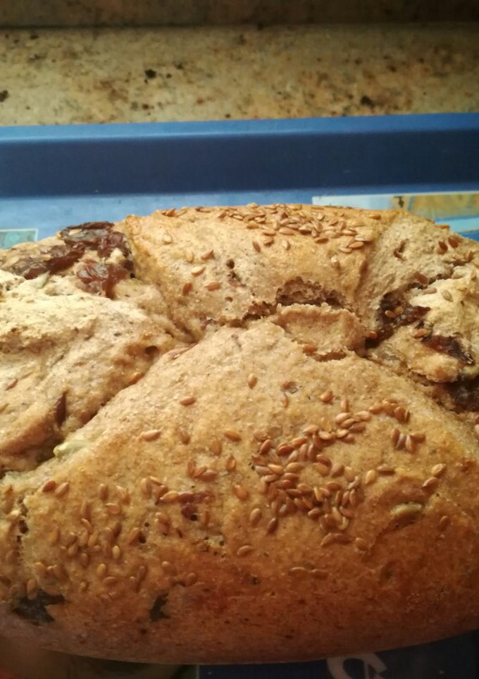 Una foto de Pan integral con frutos secos y masa madre