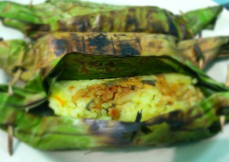 Nasi Kuning Teri Bakar