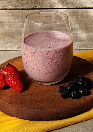 Una foto de 🍓🫐Licuado de yogur, frutillas y arándanos 🫐🍓#Sinazúcar añadida, #Sinedulcorante