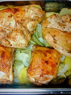 Una foto de Pollo Horneado con Papas en su Jugo