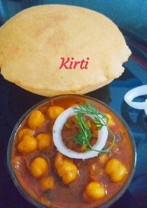 A picture of Semolina Bhature and Chole.