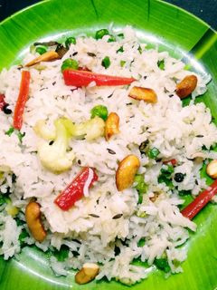 वेज पुलाव (veg pulav recipe in marathi) रेसिपी चे मुख्य फोटो