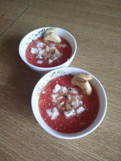 Foto di Gazpacho di anguria con feta e taralli sbriciolati