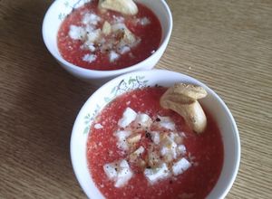 Foto di Gazpacho di anguria con feta e taralli sbriciolati