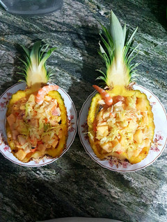 Una foto de Cocktail de marisco en piña