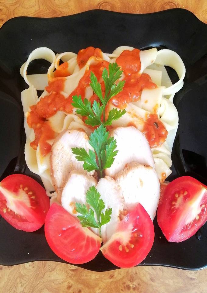 Куряче філе під соусом Болоньєзе