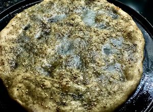 Una foto de Manakish zaatar o Neish tipo pizza salado