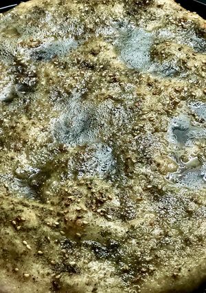 Una foto de Manakish zaatar o Neish tipo pizza salado