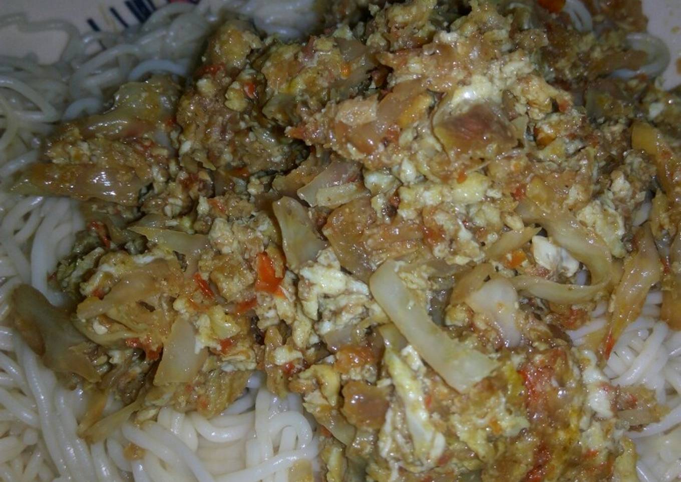 Spaghetti and cabbage sauce