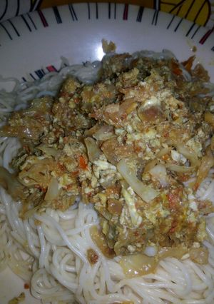 A picture of Spaghetti and cabbage sauce.