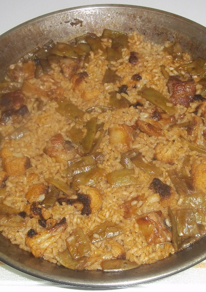 Una foto de Paella de costillas de cerdo y coliflor