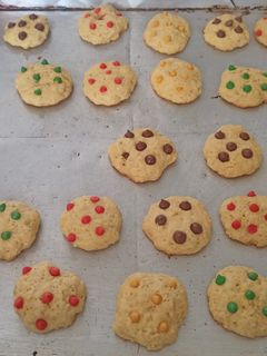 Una foto de Galletas con chispas de chocolate 😋 fáciles y deliciosas