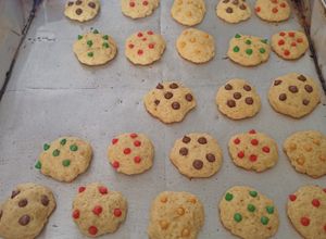 Una foto de Galletas con chispas de chocolate 😋 fáciles y deliciosas