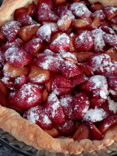 Una foto de Tarta de hojaldre con ciruelas