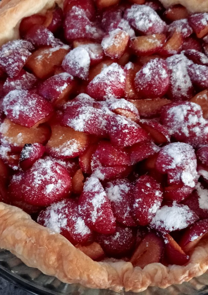 Una foto de Tarta de hojaldre con ciruelas