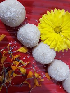 कोकोनट मिल्क लड्डू(Coconut milk laddu recipe in Hindi) रेसिपी मुख्य फोटो