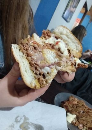 Una foto de Hamburguesas caseras RELLENAS!👩🏼‍🍳