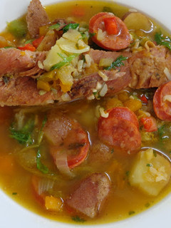 Una foto de Sopa de papas chascadas con costillas y chorizo