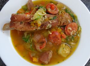 Una foto de Sopa de papas chascadas con costillas y chorizo