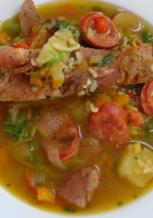 Una foto de Sopa de papas chascadas con costillas y chorizo