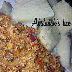 A picture of Boiled yam with egg sauce.