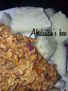 A picture of Boiled yam with egg sauce.