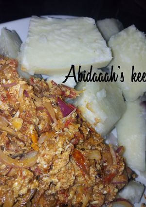 A picture of Boiled yam with egg sauce.