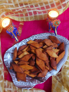 आटे और गुड के पारे रेसिपी मुख्य फोटो