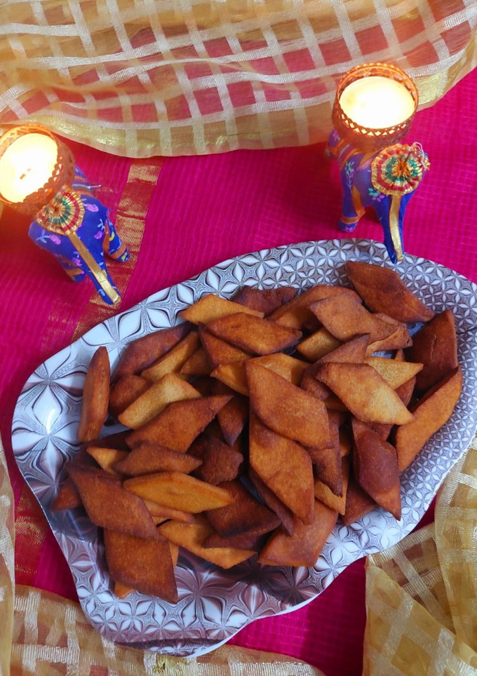 आटे और गुड के पारे रेसिपी मुख्य फोटो