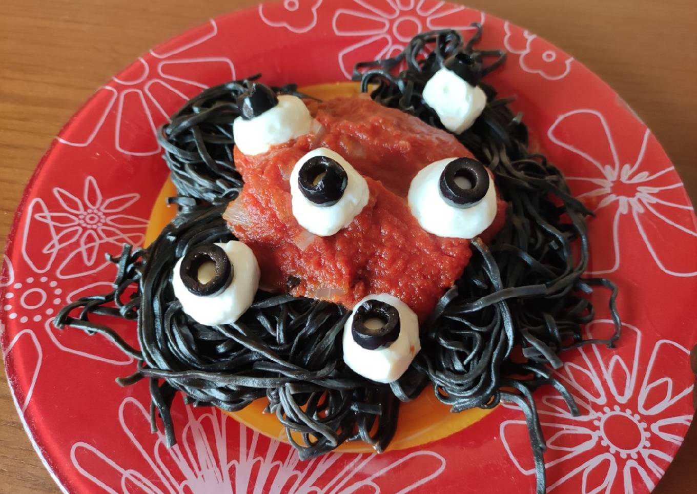 Pasta sangrienta con ojos (Halloween)