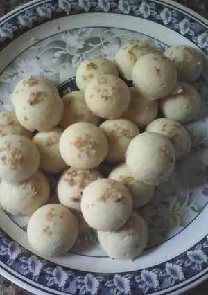 A picture of Gireba (traditional cookie).