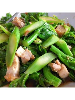 รูปของ หมูกรอบผัดคะน้าฮ่องกง