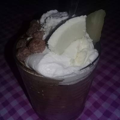 Helado de chocolate, con crema chantilly de anana Receta de Estefi - Cookpad